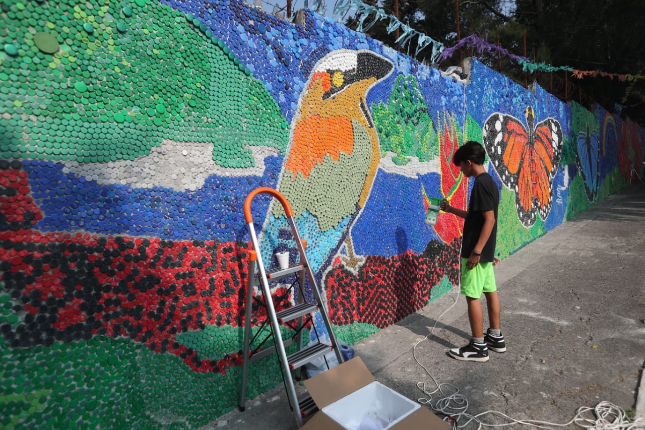 Eco mural en la colonia Primero de Julio, en la zona 5 de Mixco.  Busca romper el Récord  Guinness del mural más grande con tapas plásticas.   (Foto Prensa Libre:  Érick Ávila)