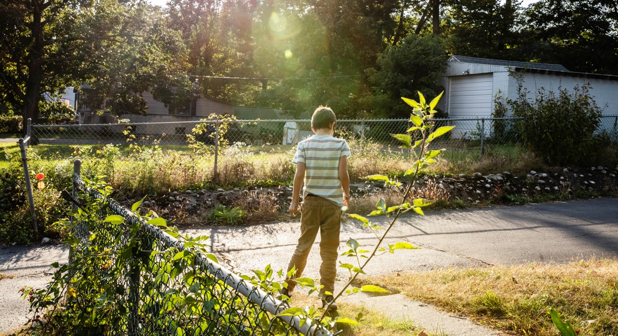 Un niño al aire libre en Albany, Nueva York, el 2 de octubre de 2021. (Lauren Lancaster/The New York Times).