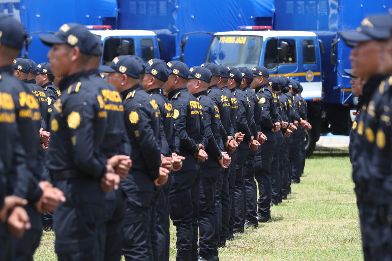 El código QR en el uniforme de los agentes de la PNC le servirá a los ciudadanos para los efectos que crean convenientes, según las autoridades oficiales. (Foto Prensa Libre: María José Bonilla).