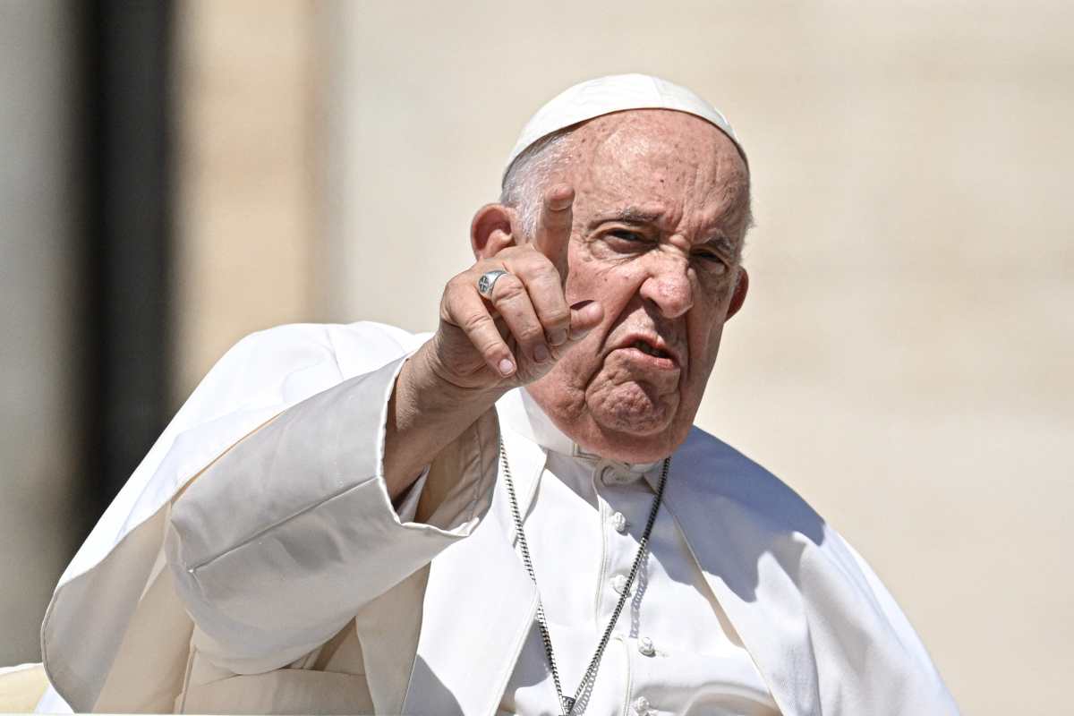 El papa Francisco “está bien, despierto, consciente” y bromeó tras su operación, afirma cirujano
