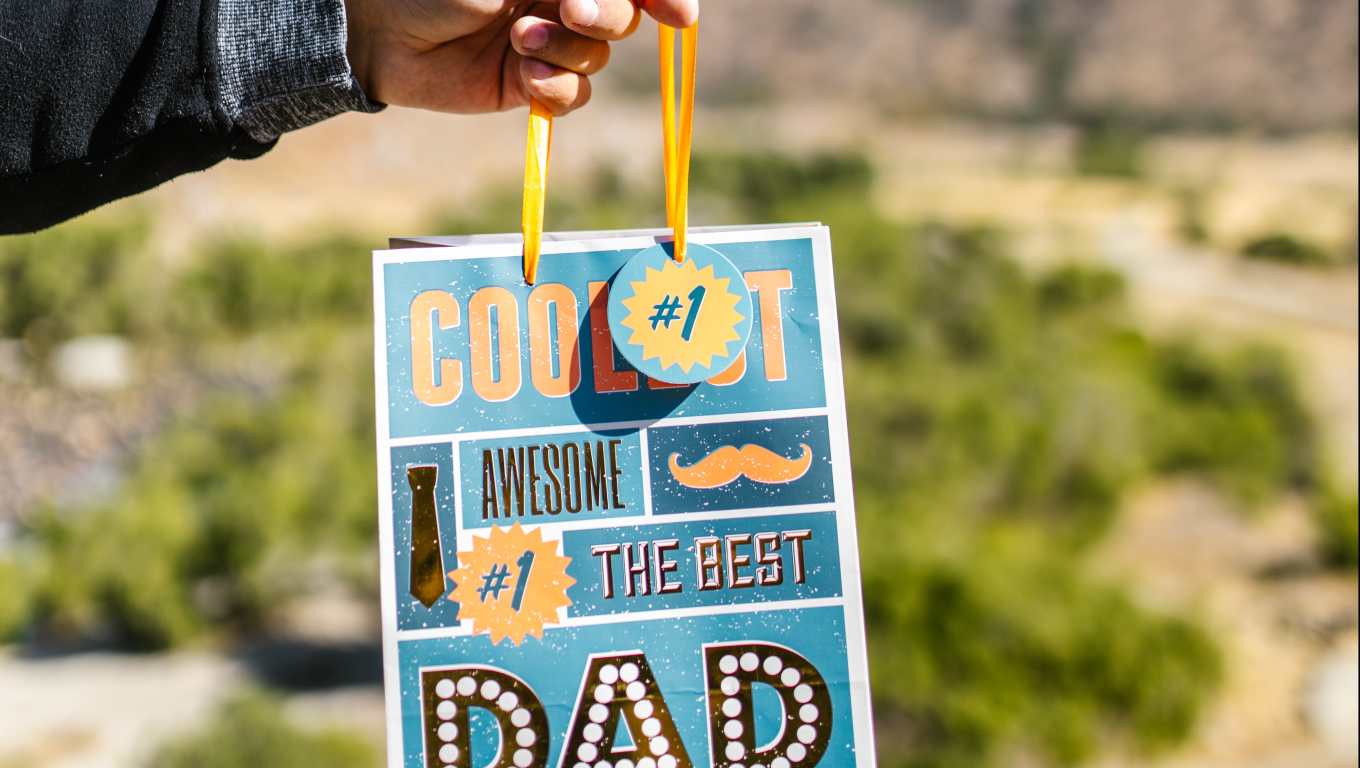 Un regalo para papá es un acto de amor, que necesita ser planificado. (Foto Prensa Libre: Foto de RDNE Stock project: https://www.pexels.com/es-es/foto/regalo-sujetando-papa-padre-8341934/)