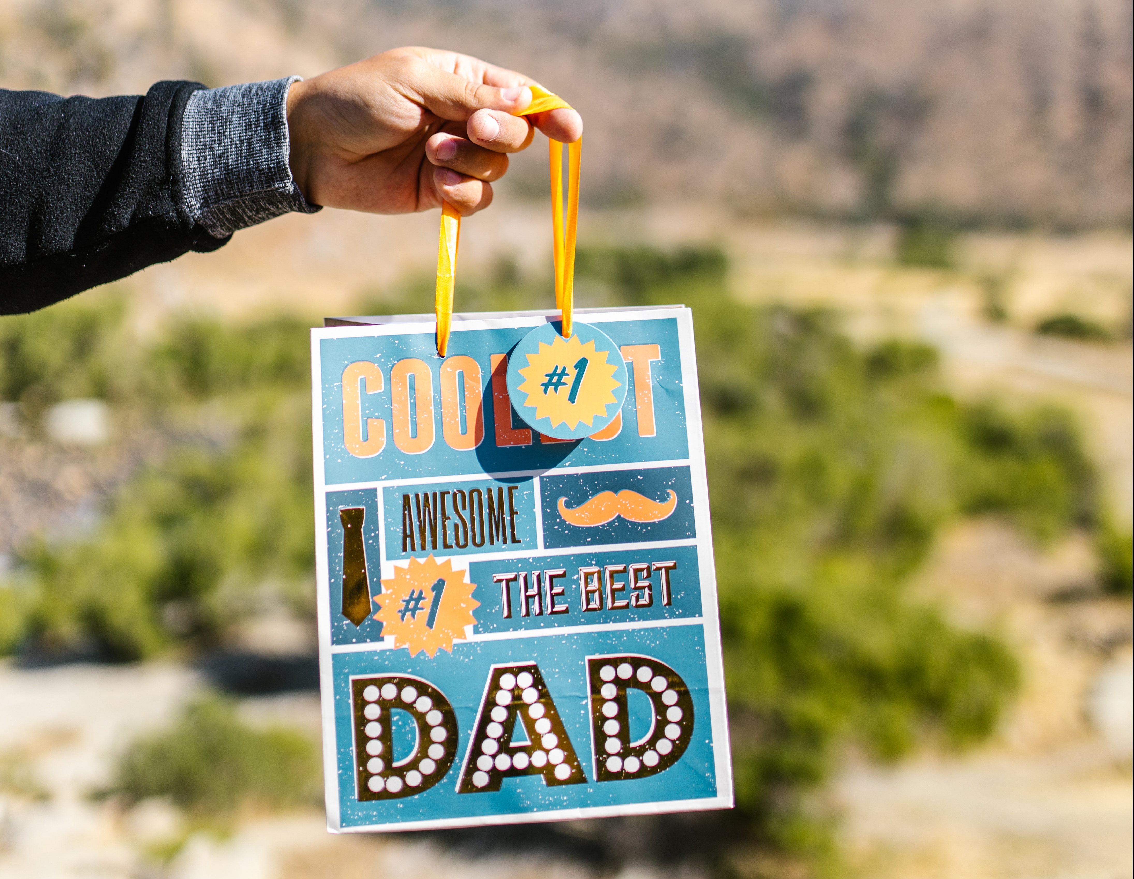 Un regalo para papá es un acto de amor, que necesita ser planificado. (Foto Prensa Libre: Foto de RDNE Stock project: https://www.pexels.com/es-es/foto/regalo-sujetando-papa-padre-8341934/)