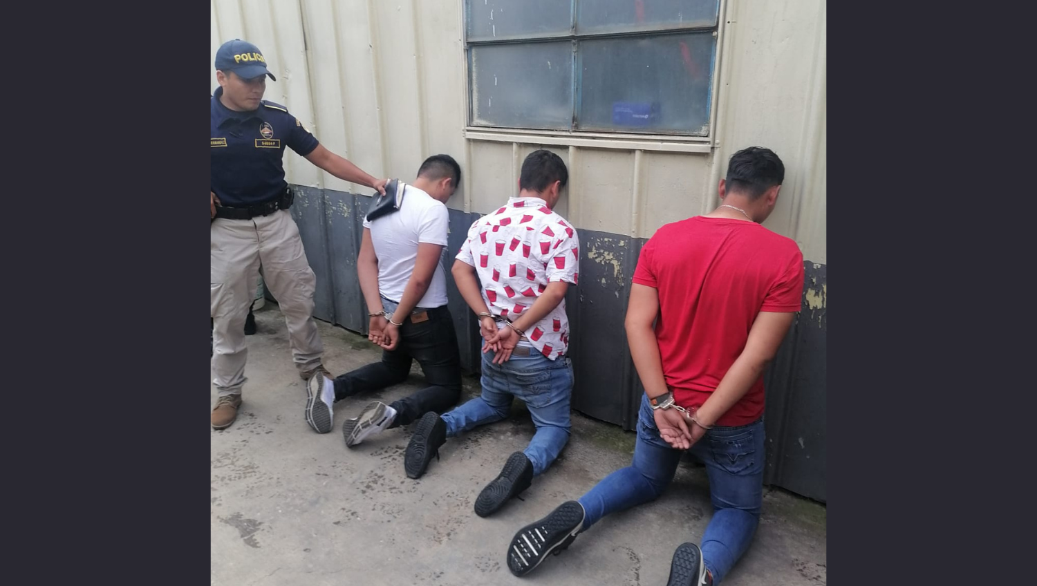 La PNC aprehendió a tres personas por presuntamente retener contra su voluntad a turista. (Foto Prensa Libre: PNC)