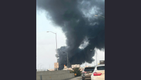 El incendio provocó una gran columna de humo. (Foto Prensa Libre: AFP) 