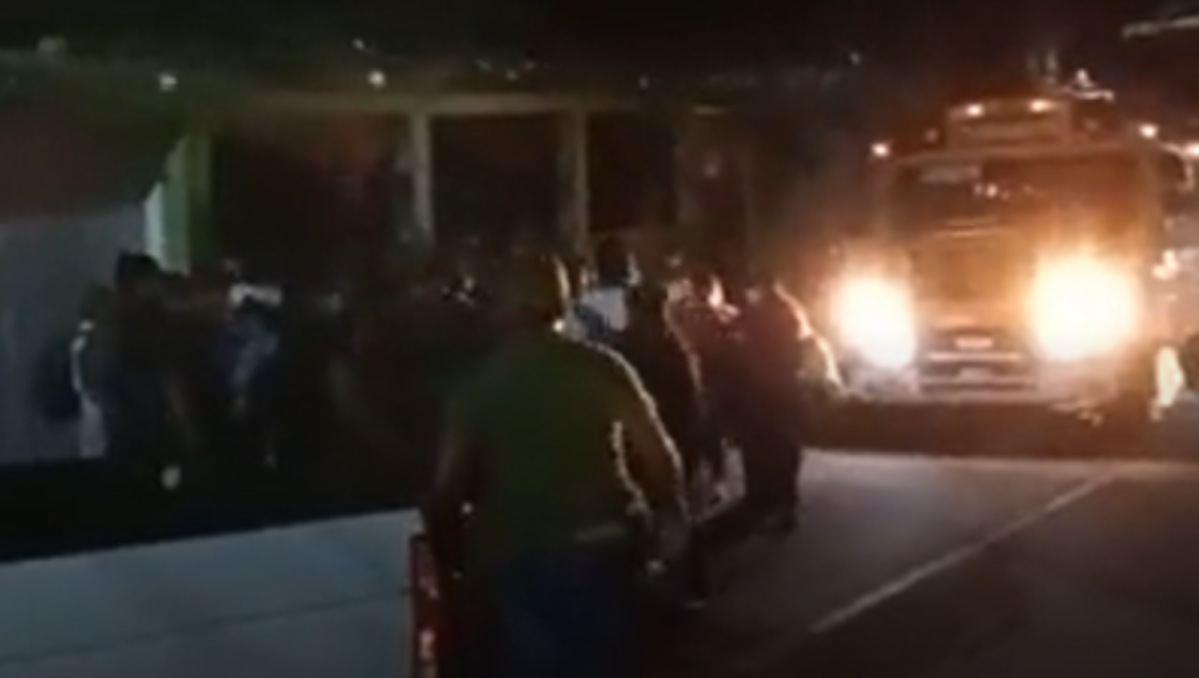 “Los vamos a quemar, quemen el bus”: tensión en San José del Golfo a pocas horas de las votaciones