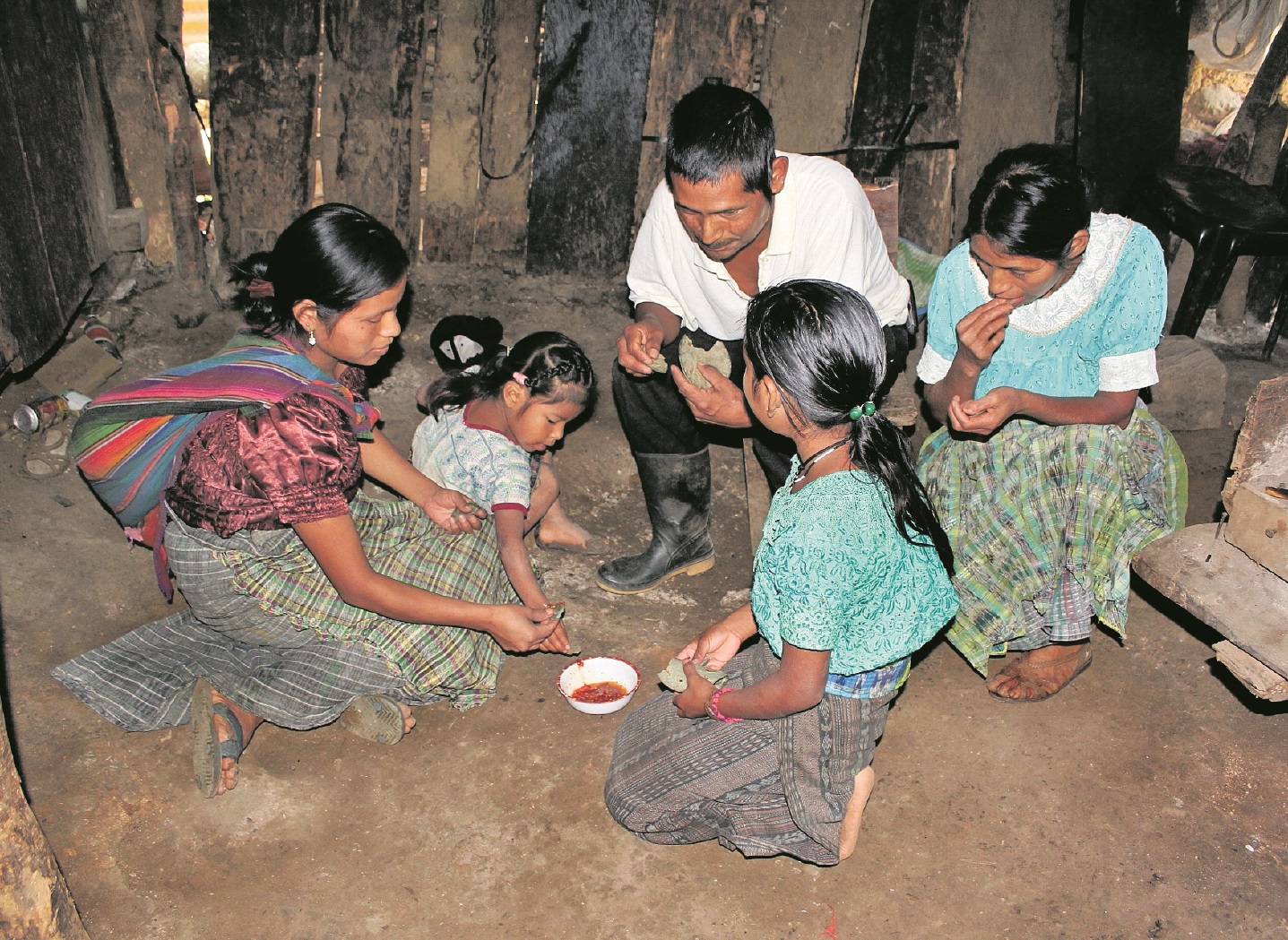 Una familia de escasos recursos en Quiché. Las condiciones socioeconómicas del país se han deteriorado en los últimos años, concluye un informe de la URL. (Foto Prensa Libre: Hemeroteca PL)
