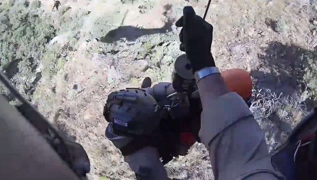 Migrante guatemalteca es rescatada en helicóptero en las montañas de Arizona, en donde estaba herida. (Foto Prensa Libre: Captura de pantalla video CBP)