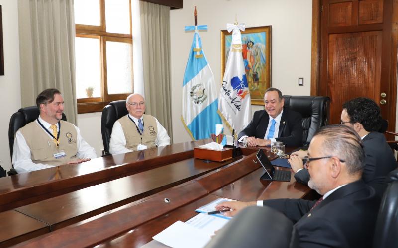 Reunión entre integrantes de la Misión de Observación Electoral  de la OEA y el presidente Alejandro Giammattei. (Foto Prensa Libre: Gobierno de Guatemala)