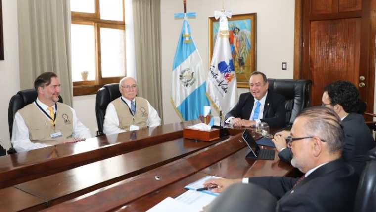 Reunión entre integrantes de la Misión de Observación Electoral de la OEA y el presidente Alejandro Giammattei. (Foto Prensa Libre: Gobierno de Guatemala)