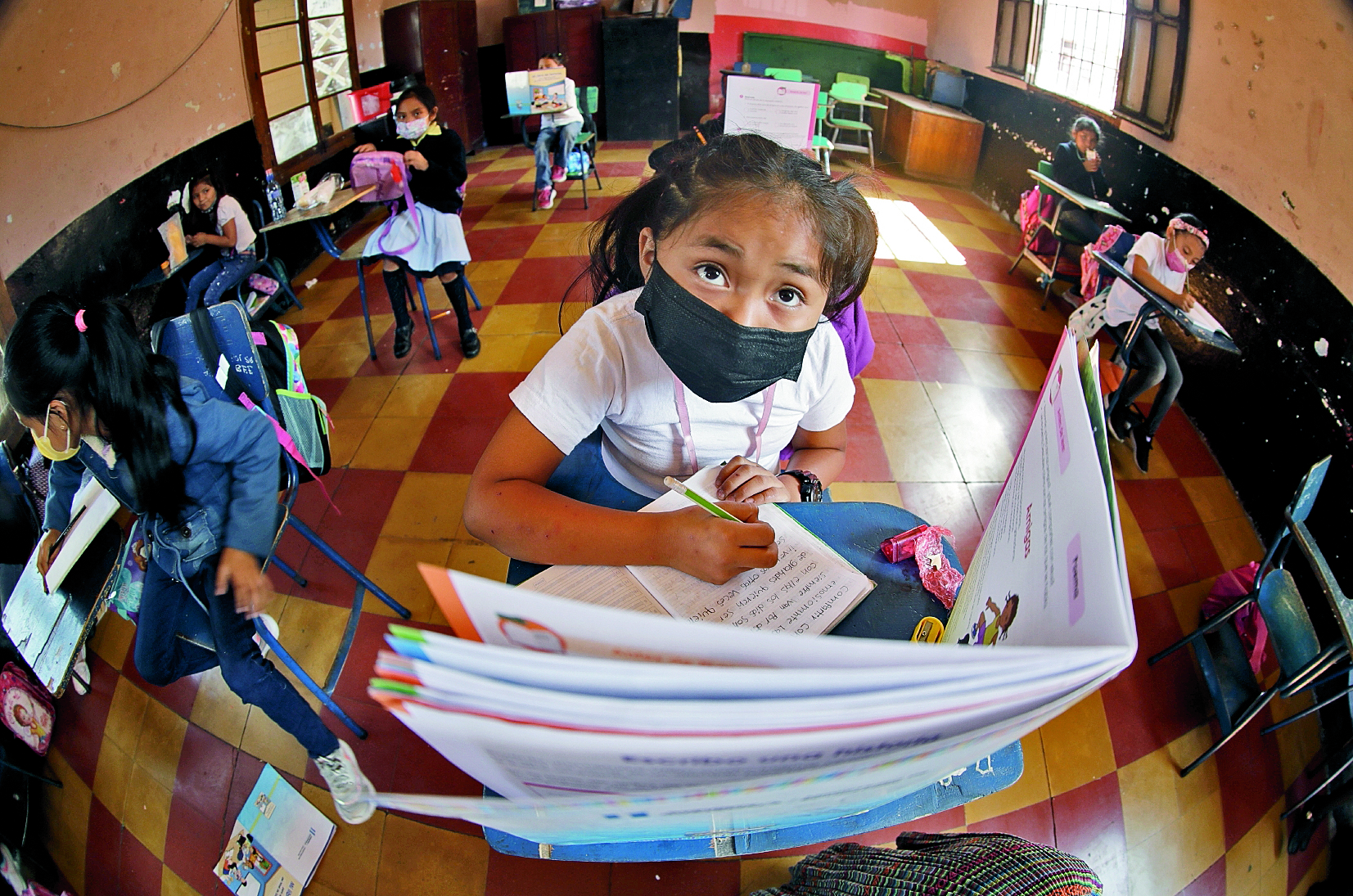 El cierre prolongado de clases en los establecimientos educativos debido a la pandemia del covid-19 ocasionó un rezago educativo. (Foto Prensa Libre: Hemeroteca PL)