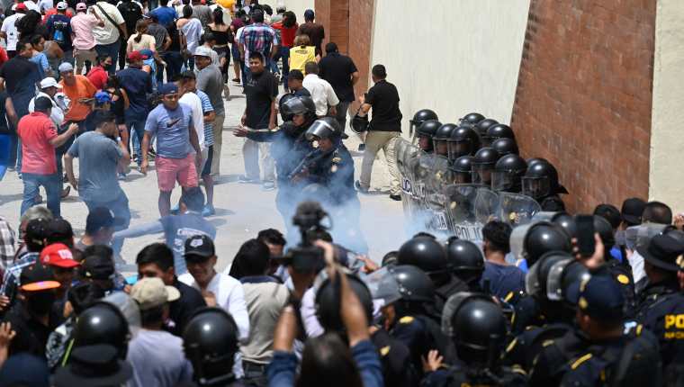 En San José del Golfo se produjeron disturbios, luego de la renuncia de las juntas receptoras de votos. (Foto Prensa Libre)