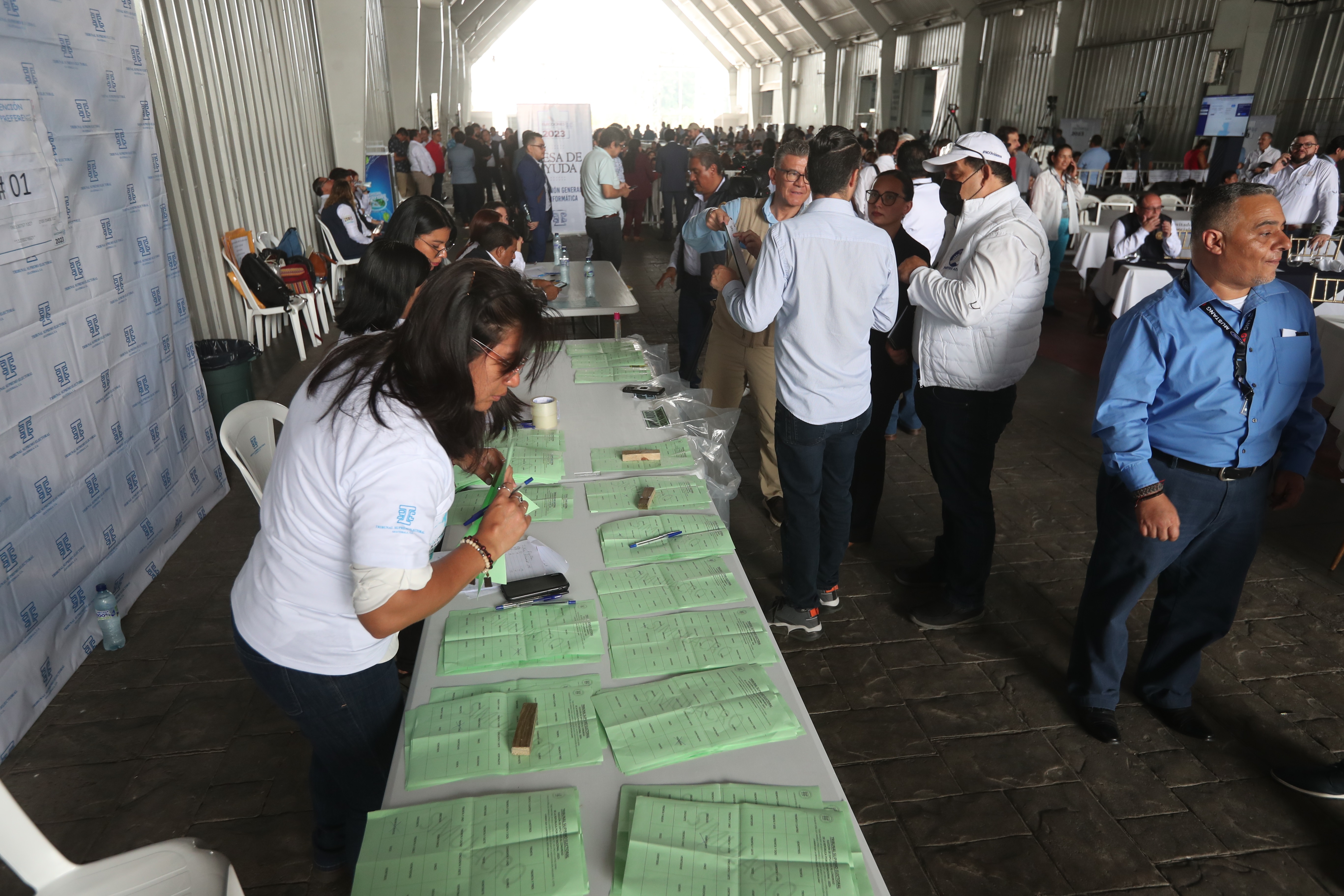 Personal del TSE participa en el segundo simulacro de transmisión de datos que se efectuó este sábado 3 de junio en el Parque de la Industrial. (Foto Prensa Libre: Érick Ávila)