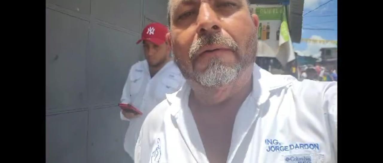 Una persona se identificó como integrante de Vamos e intentó quitarle el celular a un periodista de Prensa Libre y Guatevisión. (Foto Prensa Libre)