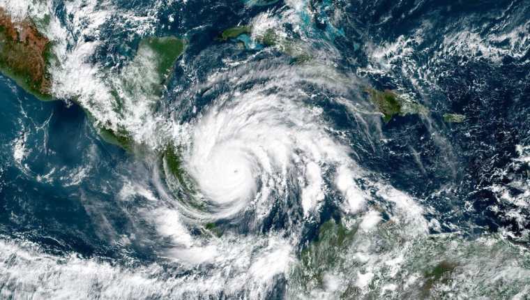 Una imagen satelital muestra al huracán Iota tocando tierra en Centroamérica. (Foto Prensa Libre: NASA)
