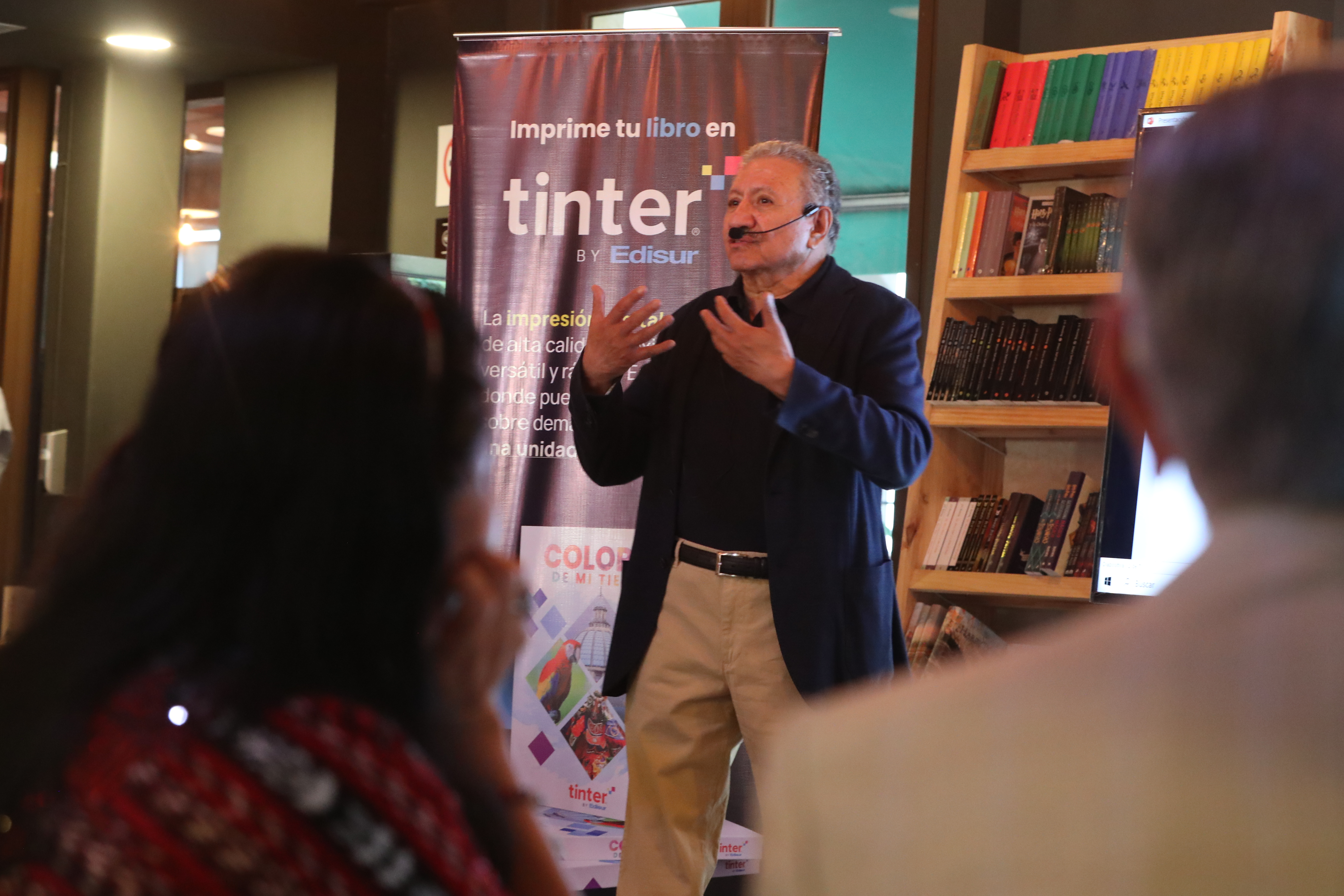 En la librería Sophos, Arturo Monterroso ofrece conferencia sobre redacción eficaz en una actividad organizada por Tinter, de Edisur.   (Foto Prensa Libre: María José Bonilla)