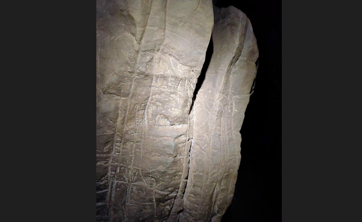 Grabados en las paredes de la cueva Rising Star en Sudáfrica. Los investigadores aseguran que las marcas las creó un grupo de parientes del ser humano con cerebro pequeño, el Homo naledi, hace más de 240.000 años. (Berger et al., 2023 vía The New York Times).