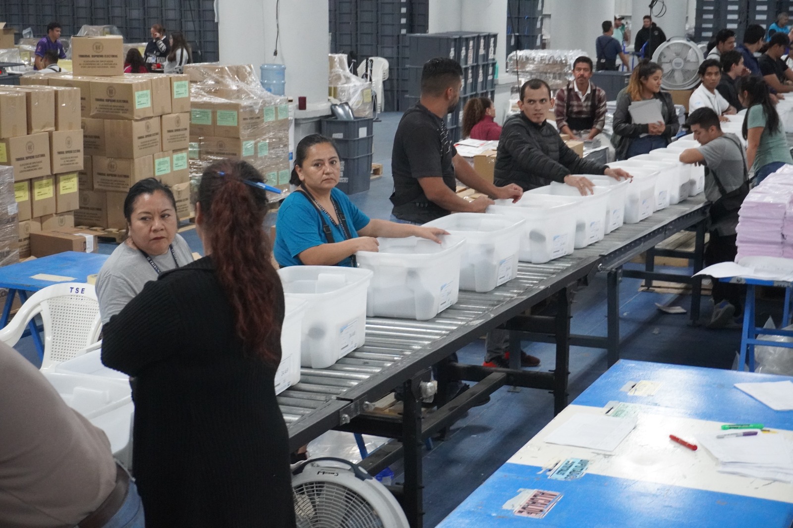 Personal trabaja en la preparación de las cajas electorales que fueron enviadas a EE. UU. esta semana. (Foto: TSE)