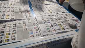 Los guatemaltecos mostraron su inconformidad con los candidatos a las Elecciones Generales 2023 al escribir mensajes en las boletas. (Foto Prensa Libre: Esbin García)