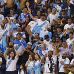 Los aficionados de Guatemala celebran un gol de la selección en la Copa Oro 2023.