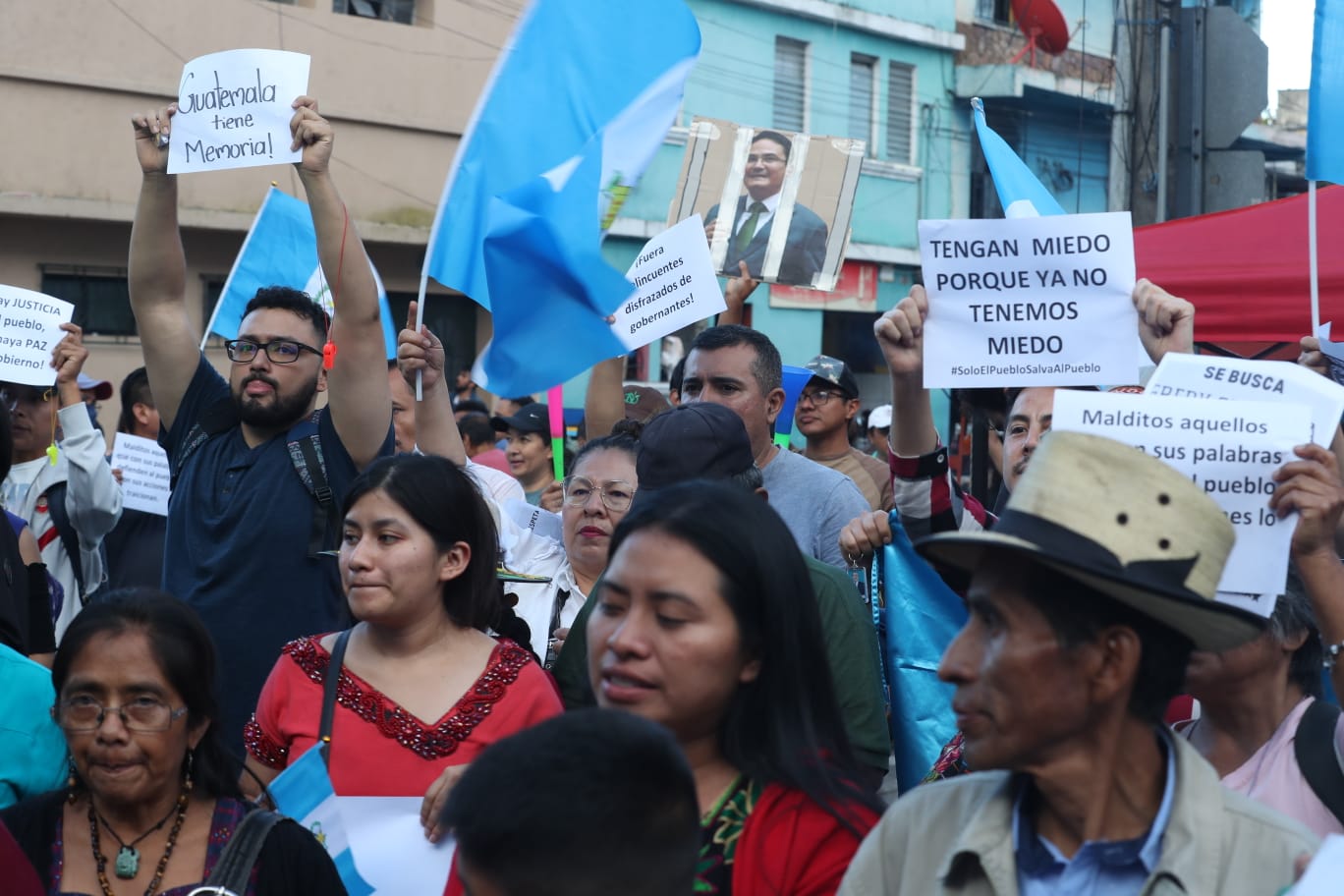 Fiscales del MP y agentes de la PNC allanaron las instalaciones del Registro de Ciudadanos en la capital, acciones que generaron protestas. (Foto Prensa Libre: Roberto López)