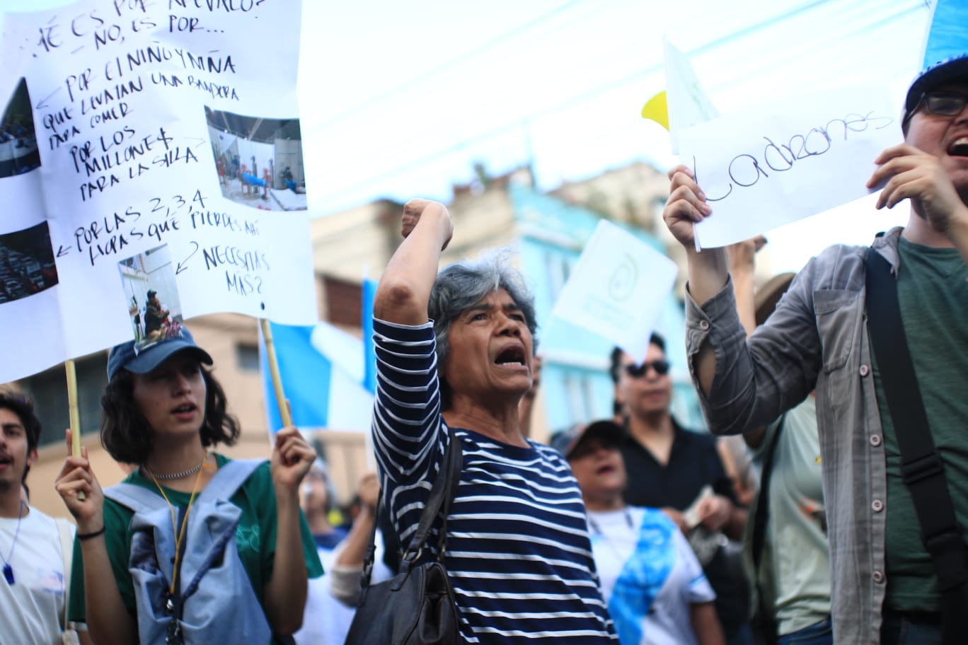 La orden del juez Fredy Orellana de suspender al Movimiento Semilla generó protestas. (Foto Prensa Libre: Carlos Hernández Ovalle)