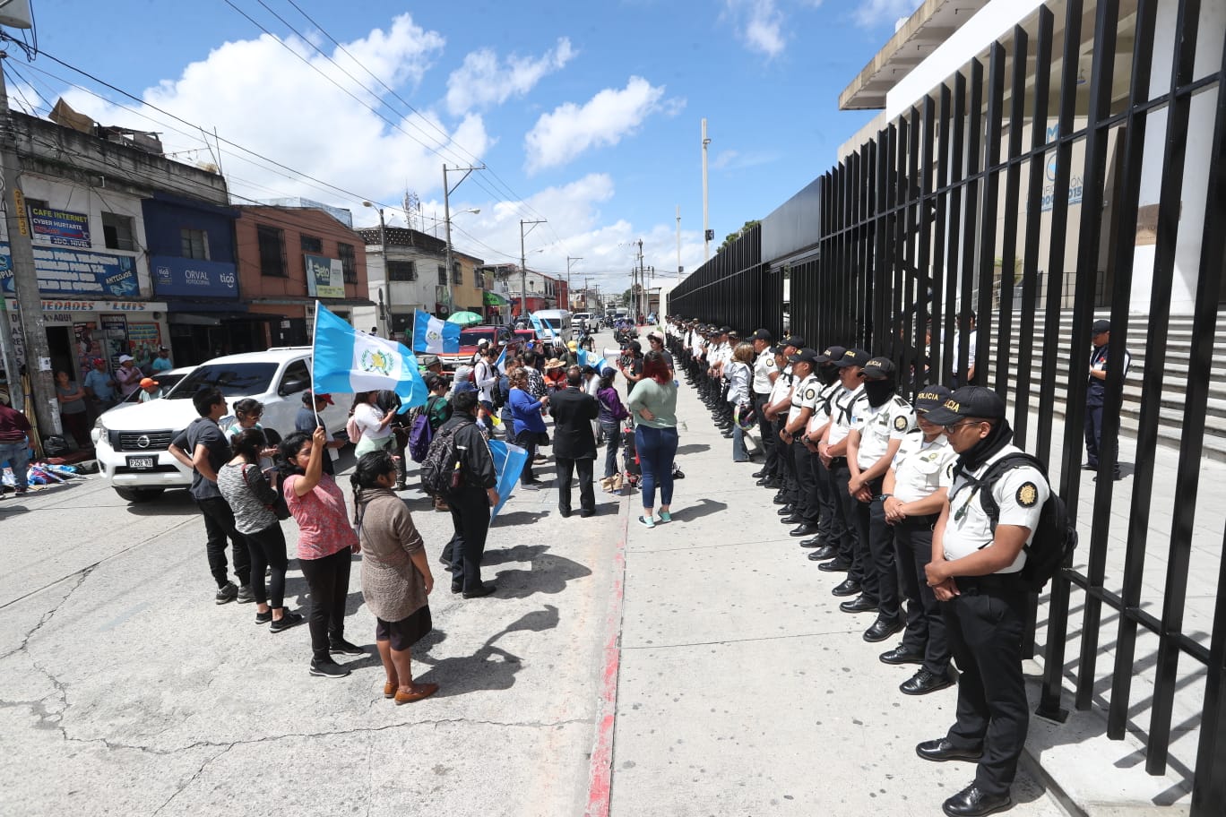 Un grupo de guatemaltecos protesta frente al Ministerio Público.