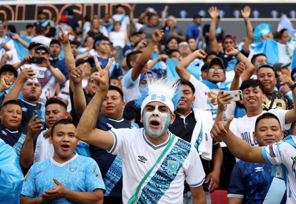 Fanáticos de Guatemala aplauden durante un partido de la Selección Nacional en Estados Unidos.