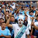 Fanáticos de Guatemala aplauden durante un partido de la Selección Nacional en Estados Unidos.