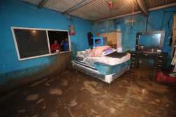 Varias casas de Villa Canales fueron afectadas por la fuerte lluvia, la cual arrastró lodo y piedras e inundó algunos inmuebles. (Foto Prensa Libre: María José Bonilla)