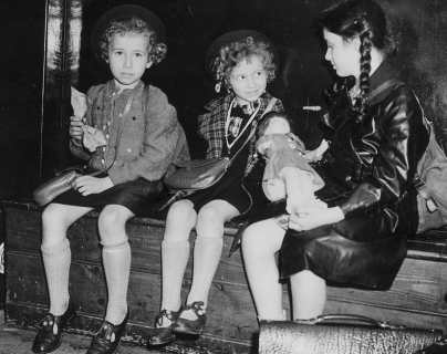 El misterio de la foto de 3 niñas que escaparon del Holocausto que se resolvió 84 años después