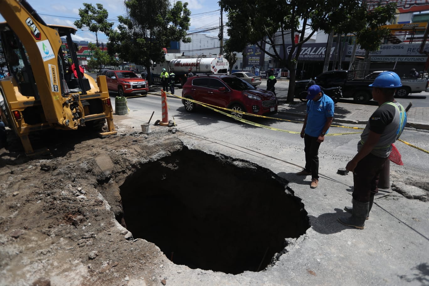 Sobre la 15 avenida de la calzada San Juan, zona 3 de Mixco, fue localizada una fuga de agua en una tubería, por lo que se efectúan trabajos que afectan el tránsito en el sector. (Foto Prensa Libre: Esbin García).