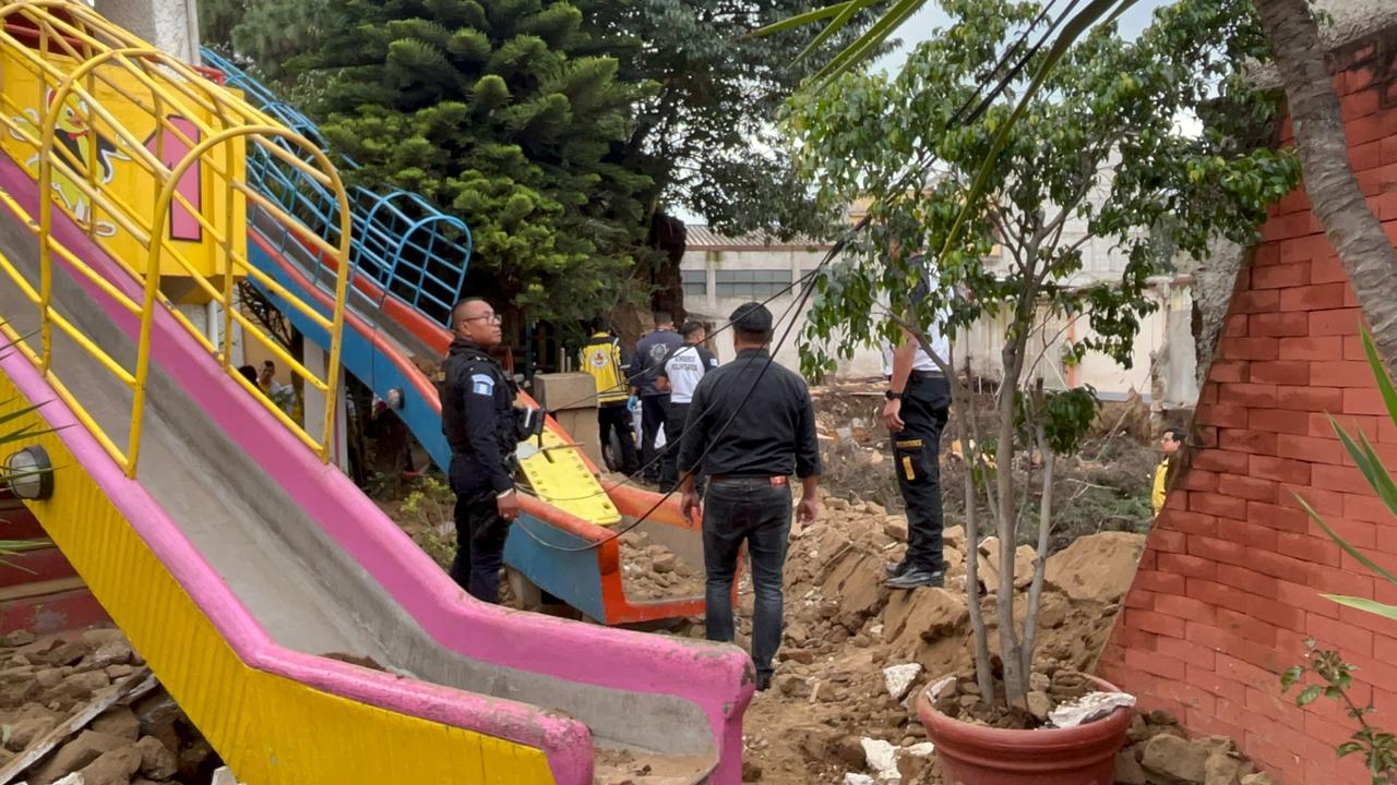 El área de juegos de un restaurante de la zona 10 de Xela fue afectada por el desplome de una pared. (Foto Prensa Libre: Mynor Toc)