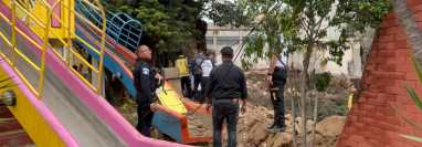El área de juegos de un restaurante de la zona 10 de Xela fue afectada por el desplome de una pared. (Foto Prensa Libre: Mynor Toc)
