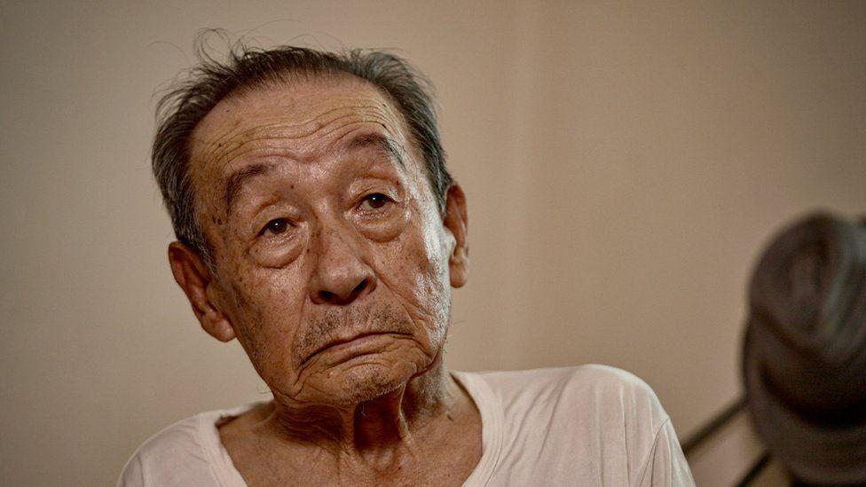 Lee Dae-bong cruzó un río para escapar de Corea del Norte hacia China, después de vivir medio siglo como prisionero de guerra. BBC