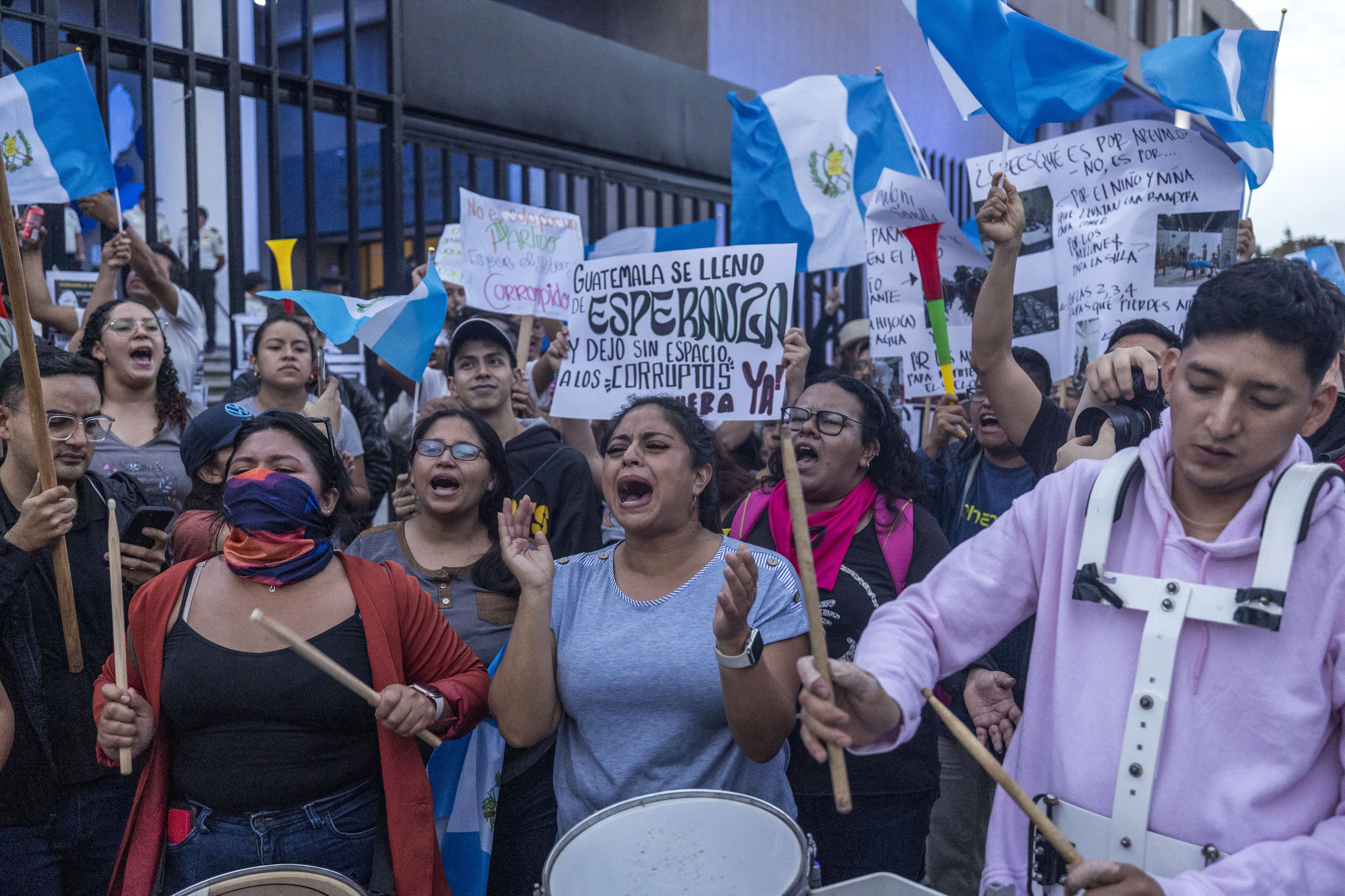 Ciudadanos protestando frente a la sede del Ministerio Público el 14 de julio de 2023. (Foto Prensa Libre: EFE)
