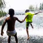 FOTO ILUSTRATIVA. Unos niños se refrescan en una cascada del parque The Yards durante una jornada de calor y humedad en Washington D. C., EE. UU., el 17 de julio de 2023. (Foto Prensa Libre: EFE)