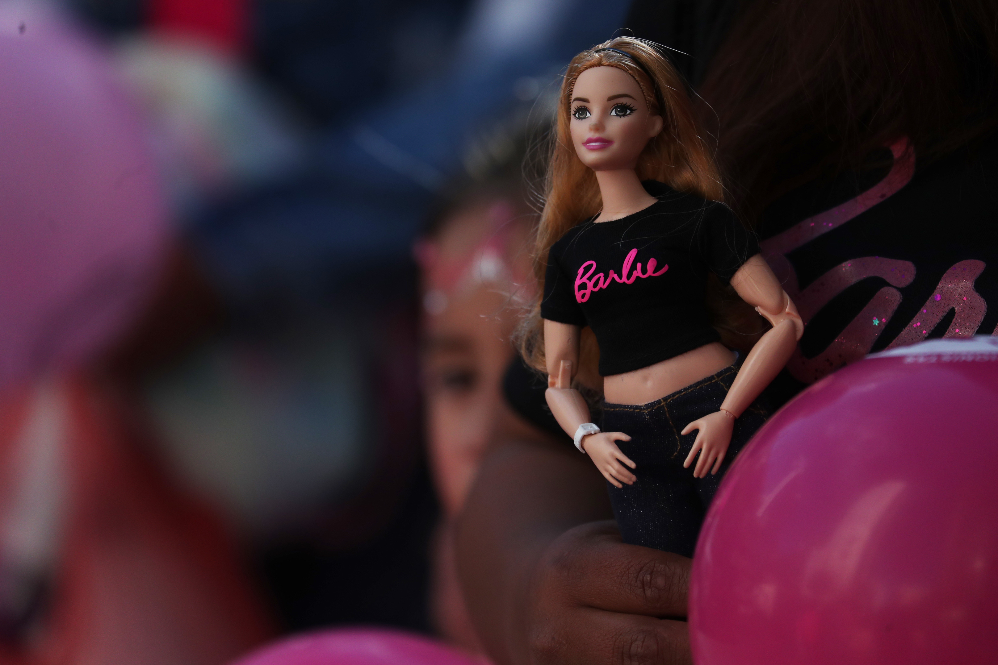  Una persona sostiene una muñeca Barbie durante un evento con motivo del filme homónimo, en La Paz (Bolivia). (Foto Prensa Libre: EFE)