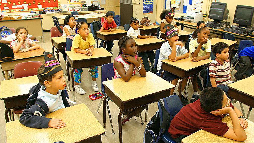 La junta educativa del estado de Florida aprobó un nuevo plan de estudio para niños de preescolar, primaria y secundaria. 
