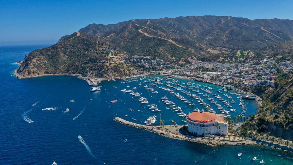 El puerto turístico de Avalon, en la isla Catalina, es la localidad más grande en el archipiélago.