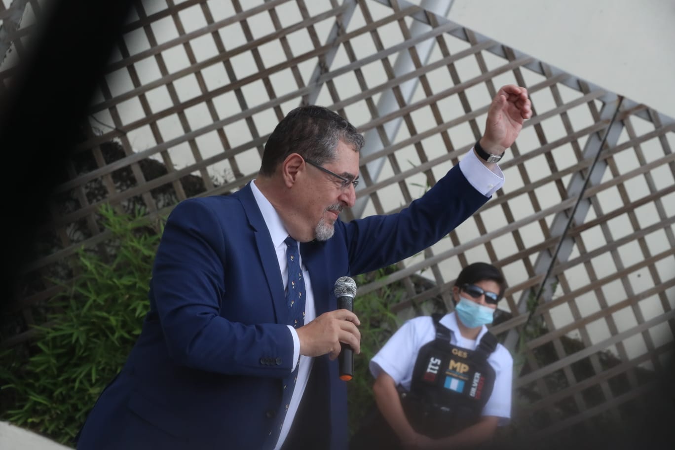 Bernardo Arévalo, candidato presidencial del Movimiento Semilla, llegó a la sede del MP en la capital para interponer una denuncia contra el fiscal Rafael Curruchiche. (Foto Prensa Libre: Juan Diego González)