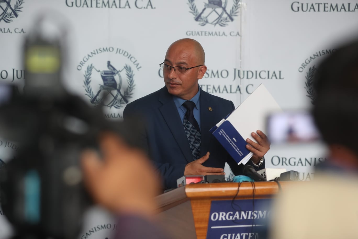 
Rudy Esquivel, vocero del OJ, informa sobre la resolución del pleno de magistrado de la CSJ. (Foto Prensa Libre: Juan Diego González)
