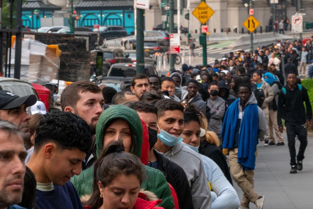 Miles de migrantes buscan tramitar sus papeles en Nueva York. (GETTY IMAGES)