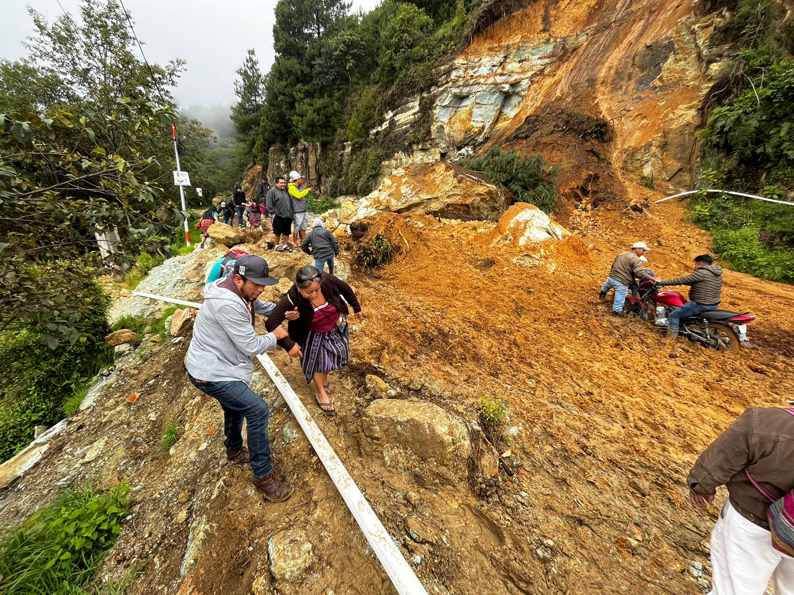 Grandes cantidades de tierra y rocas de gran tamaño obstruyen el paso por la ruta Interamericana en el km 208. (Foto Prensa Libre: Mayor Toc)