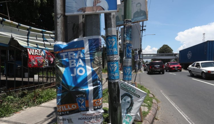 En varias calles capitalinas aún permanece la propaganda de varios partidos. (Foto Prensa Libre: Erick Ávila)