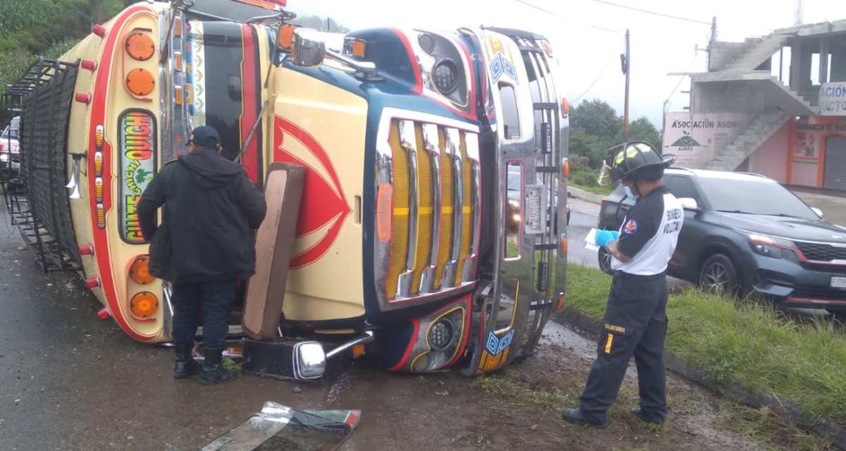 Bus accidentado en el cantón Chupol, Chichicastenango, Quiché. (Foto Prensa Libre: Bomberos Voluntarios) 