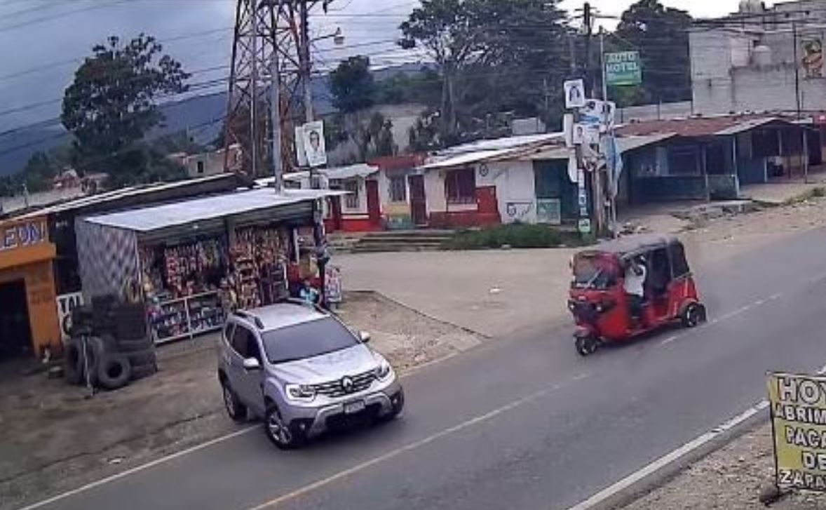 Video: El instante de la colisión entre un vehículo y un mototaxi y así fueron auxiliados los pasajeros