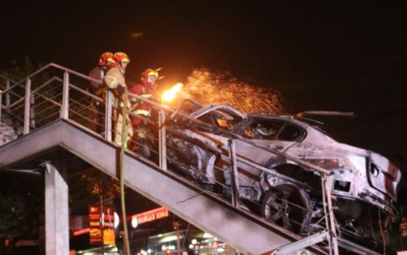 Carro se incendió al chocar contra pasarela en la zona 15 de la capital. (Foto Prensa Libre: Bomberos Municipales)