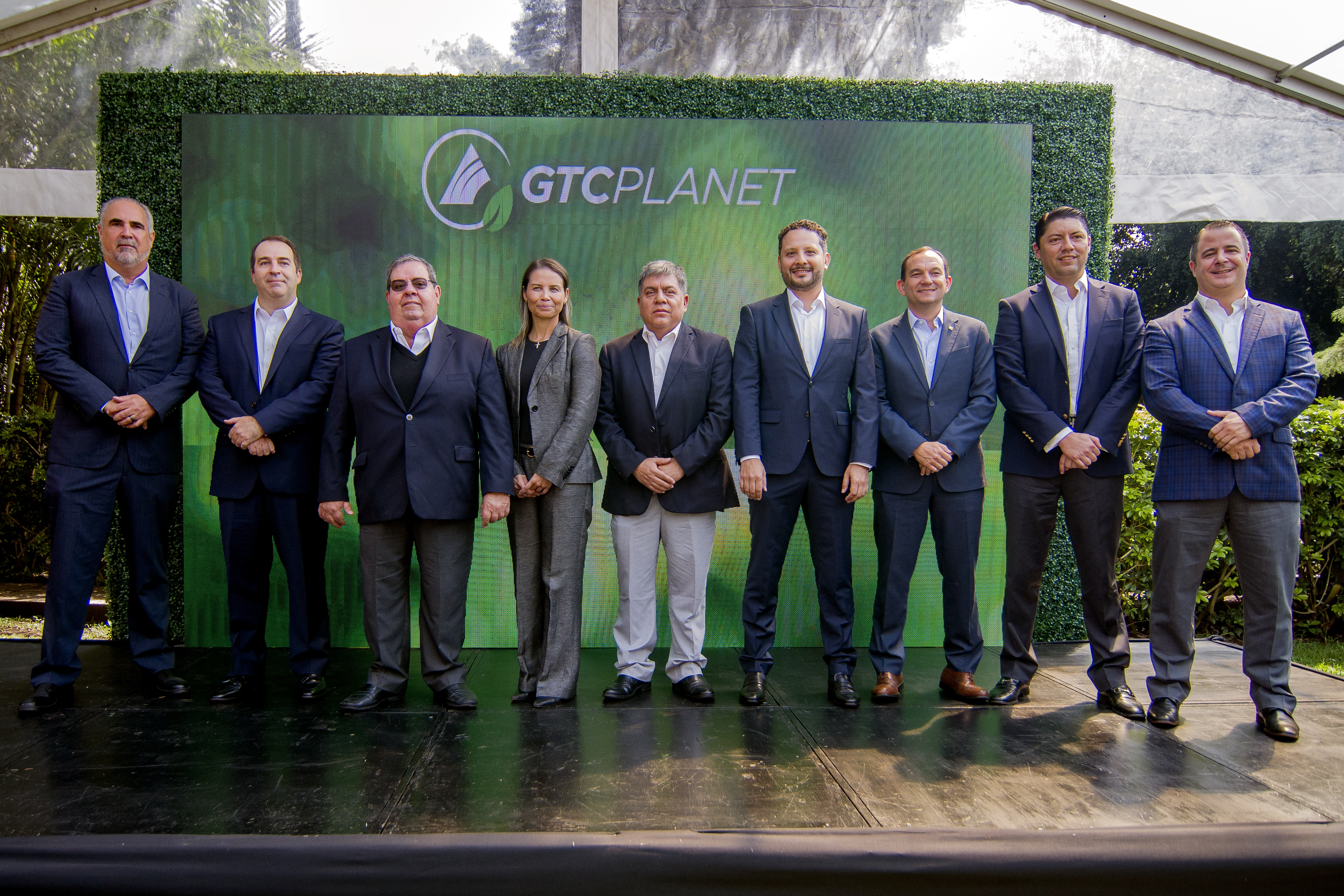 Directivos del grupo financiero G&T Continental, junto con representantes de Mastercard y FEDECOVERA, presentaron el nuevo programa GTC Planet. Foto Prensa Libre: Sergio Muñoz
