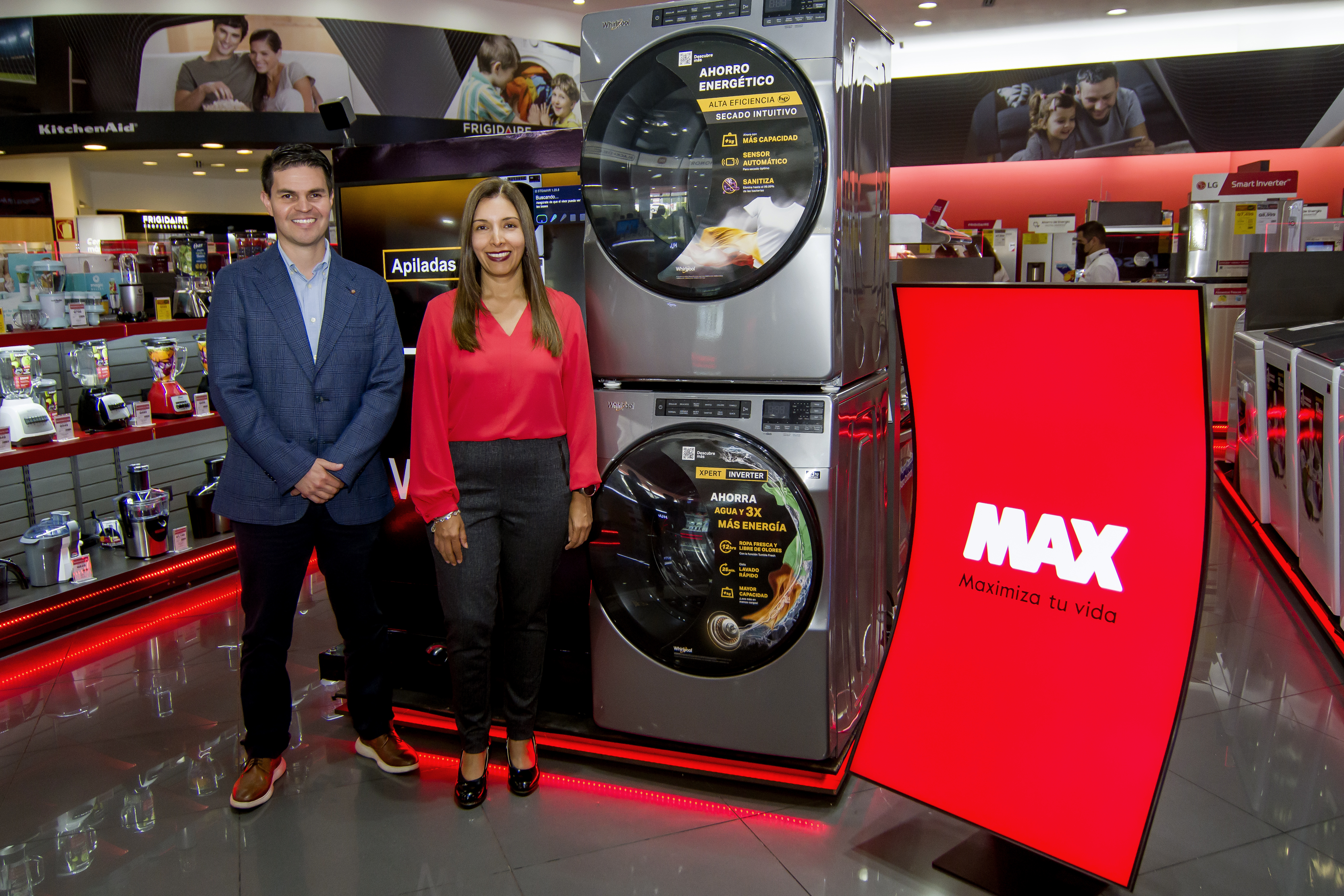 Luis Palma, gerente comercial de Whirlpool Guatemala; y Patricia González, gerente de categoría de línea blanca para Tiendas Max. Foto Prensa Libre: Sergio Muñoz