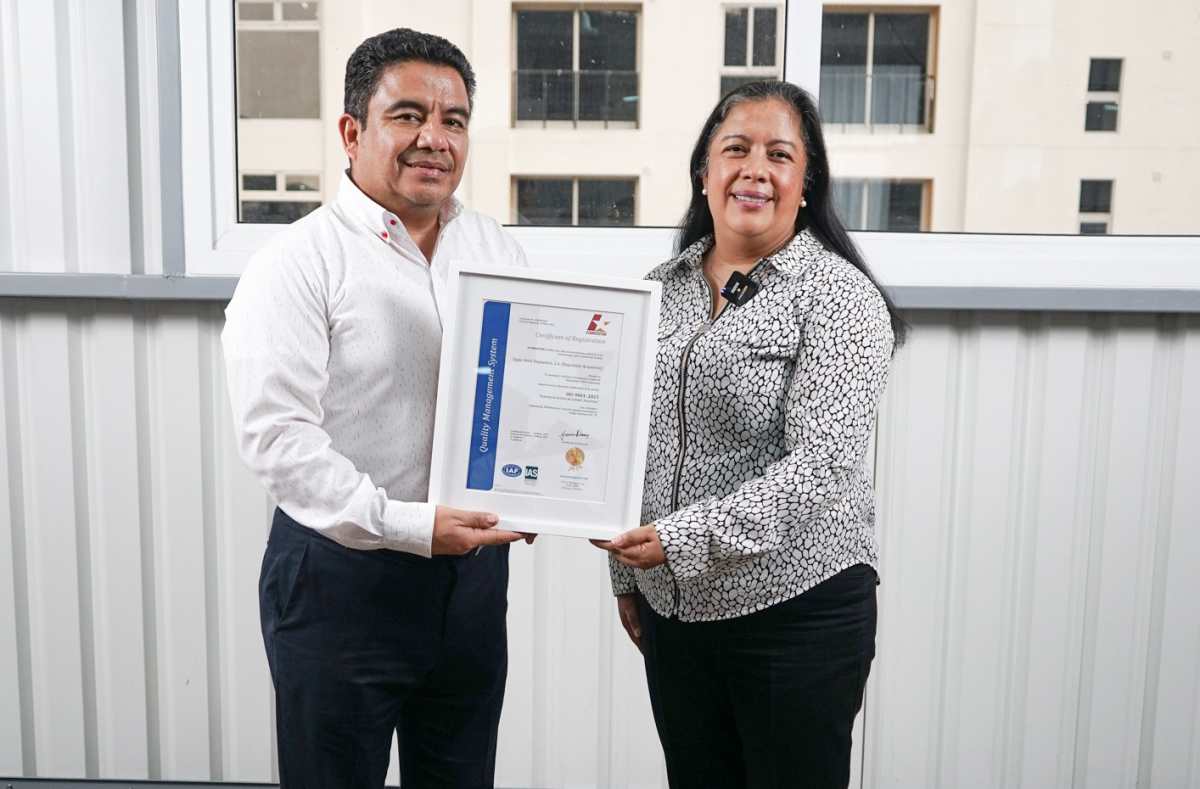 El ingeniero Marco Vinicio Rivera, gerente general, recibe de las manos de Ingrid Morales, directora de Intedya Guatemala, la certificación de ISO 9001:2015. Foto Prensa Libre: Cortesía